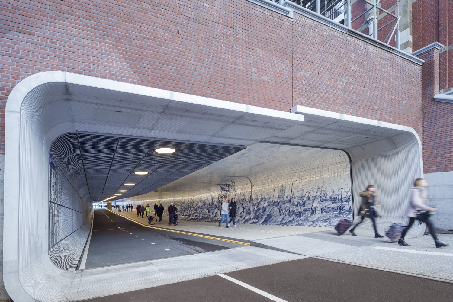 611 Langzaamverkeerspassage Amsterdam CS medium